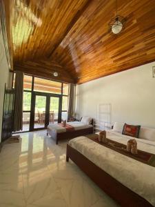 NongkhiawCam U View Bungalow的一间卧室设有两张床和木制天花板