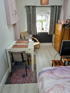 哈洛1 Bed Annex 2 mins from Harlow Mill train station的小房间设有一张桌子和一张床