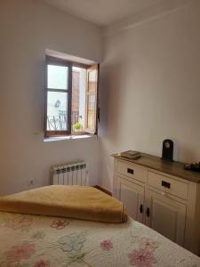 比亚尔LA CASITA DE LAS HADAS的一间卧室设有一张床和一个窗口