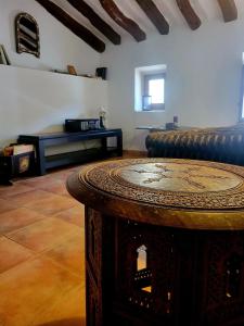 比亚尔LA CASITA DE LAS HADAS的客厅配有沙发和桌子