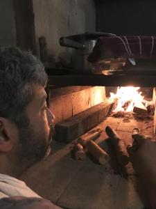 迈里波朗Abrigo Cantareira的男人在烤箱里煮热狗