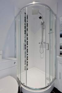 Horsell30 Woodlands的浴室设有玻璃淋浴间和卫生间