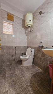马拉里The Suraj lodge, Hadimba Road Manali的一间带卫生间和水槽的浴室
