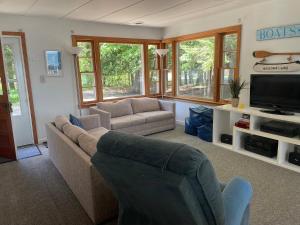 HonorNew! Birch Cove Bungalow - Gorgeous Lakefront!的带沙发和电视的客厅