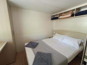 萨米Camping Karavomilos的一间小卧室,配有白色的床和架子