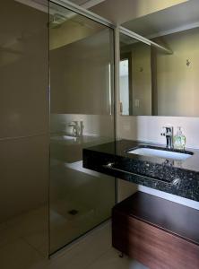 亚松森Luxury modern duplex apartment Villa Morra Asunción的一间带玻璃淋浴和水槽的浴室