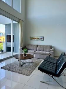亚松森Luxury modern duplex apartment Villa Morra Asunción的客厅配有沙发和桌子