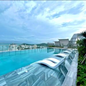 头顿The Song Apartment - CONDOTEL BUNNY HOME VUNG TAU的酒店游泳池享有海景