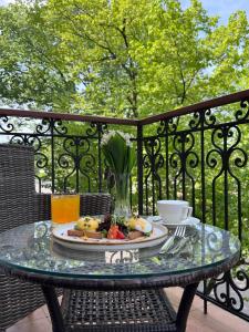 敖德萨皇家大街酒店的阳台上的餐桌上放着一盘食物
