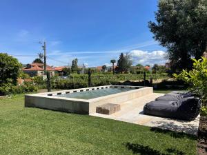 蓬德利马Villa Cornelia, Ponte de Lima的庭院中间的游泳池