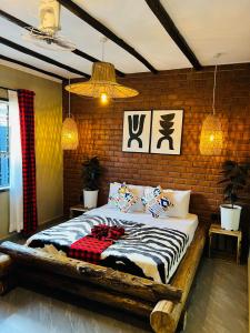 阿鲁沙Swahili Villa的卧室配有砖墙内的床铺