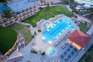 马斯蒂查里Ammos Luxury Resort的享有酒店上方的游泳池景致