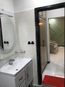 Dhok SandemārLuxurious kashmir house near Islamabad airport的浴室设有白色水槽和镜子