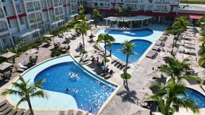 圣代佩德罗São Pedro Thermas Resort的享有度假村游泳池的顶部景致