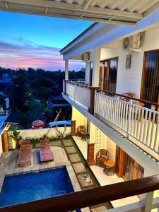 金巴兰Kailash Villa Balangan的从带游泳池的房屋阳台欣赏风景