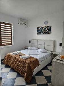 多亚马伊Villa Mugur的一间卧室配有一张床铺,床上有毯子