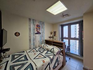 迪拜Local Super Host Experience , Stylish Private Rooms in a Shared apartment的一间卧室设有一张床和一个窗口