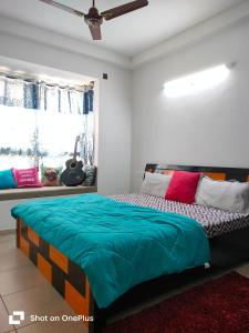 班加罗尔SOLACE Premium 3BHK Apartment Manyata Tech Park and Mall of Asia的一间卧室设有一张床和一个窗口