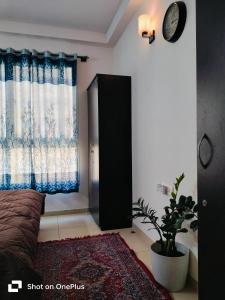 班加罗尔SOLACE Premium 3BHK Apartment Manyata Tech Park and Mall of Asia的一间卧室配有一张床和一个黑色橱柜