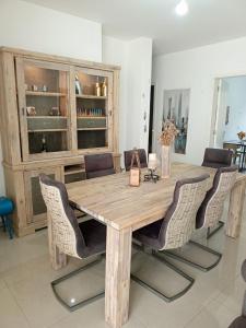 Beit MeriNew apartment in Tilal Fanar resort pool Tennis的餐桌、椅子和木桌