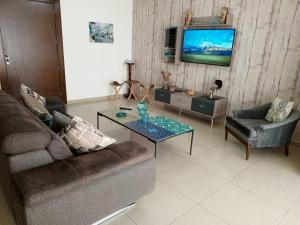 Beit MeriNew apartment in Tilal Fanar resort pool Tennis的客厅配有沙发和桌子