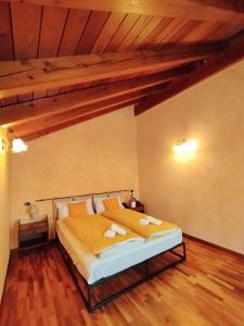 TerrabonaCasa Liliana的一间带一张床的卧室,位于带木制天花板的房间内