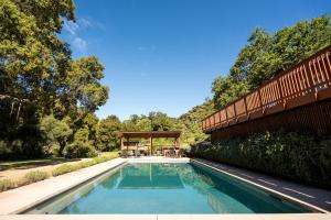 卡梅尔瓦利Serene Vineyard Chateau with Pool, Hot Tub, BBQ的庭院内带凉亭的游泳池