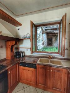 TerrabonaCasa Liliana的厨房设有水槽和窗户。