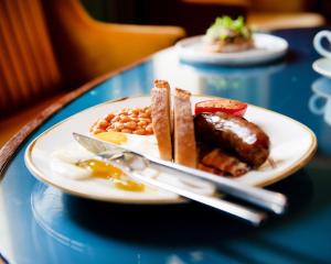 泰晤士河畔里士满里士满山酒店的蓝色桌子上的一盘食物