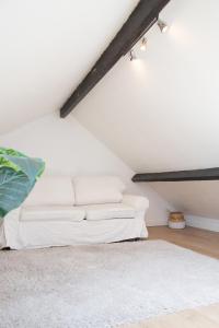 里尔Lille Moulin, duplex lumineux 4P的一间设有白色床和白色地毯的房间