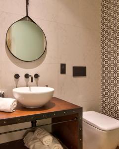 弗洛里亚纳23 Boutique Hotel的一间带水槽和镜子的浴室