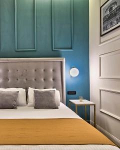 弗洛里亚纳23 Boutique Hotel的一间卧室配有一张蓝色墙壁的床