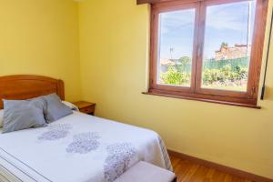 库迪列罗APARTAMENTOS OLGA的一间卧室设有一张床和一个窗口