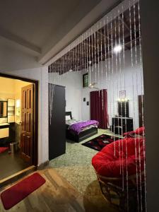 康提Bellwood Residence的一间带红色沙发的客厅和一间卧室