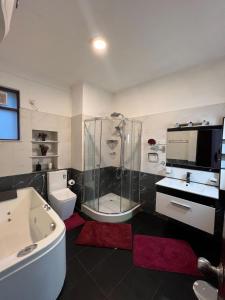 康提Bellwood Residence的带浴缸、淋浴和卫生间的浴室