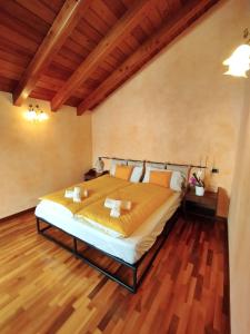 TerrabonaCasa Liliana的一间卧室设有一张大床,铺有木地板