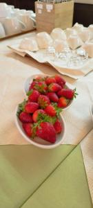 圣毛罗奇伦托Il Poggio del Mare的桌子上一盘草莓