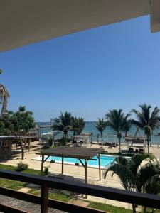 索里托斯Costa Nueva的享有带游泳池和棕榈树的度假村的景致