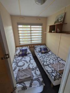 扎托尔Riviera Zator的小型客房 - 带2张床和窗户