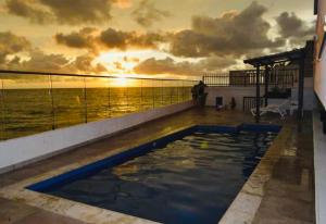 卡塔赫纳Apartamento Amoblado en Cartagena de Indias的日落时在游轮阳台上的游泳池
