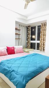 班加罗尔SOLACE Premium 2BHK Apartment near Manyata Tech Park And Hebbal的一间卧室配有一张带蓝色棉被的床