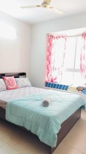 班加罗尔SOLACE Premium 2BHK Apartment near Manyata Tech Park And Hebbal的一间卧室配有一张带蓝色毯子的床和窗户。