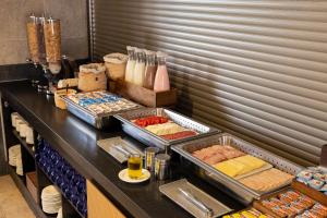 特木科特木科快捷假日酒店的包含多种不同食物的自助餐