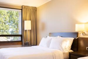 特木科特木科快捷假日酒店的酒店客房设有床和窗户。