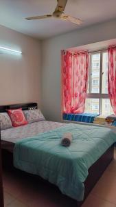 班加罗尔SOLACE Premium 2BHK Apartment near Manyata Tech Park And Hebbal的一间卧室设有一张大床和两个窗户。