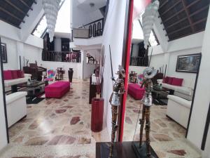 布卡拉曼加Encantadora Casa, Ubicación Ideal en Bucaramanga的客厅配有粉红色的沙发和桌子