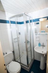 加拉希德松Hotel Argo的带淋浴、卫生间和盥洗盆的浴室