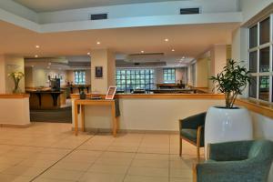 开普敦Road lodge Hotel Cape Town International Airport -Booked Easy的大楼内带椅子和柜台的大堂