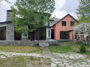 伊斯梅尔雷Istisu Valley Spa的前面有石头道的房子