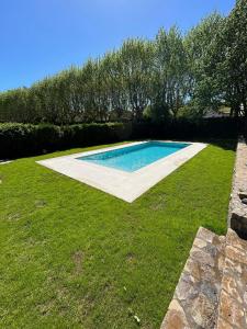 奥洛特Espectacular Casa Chateau en el centro de Olot的庭院中间的游泳池
